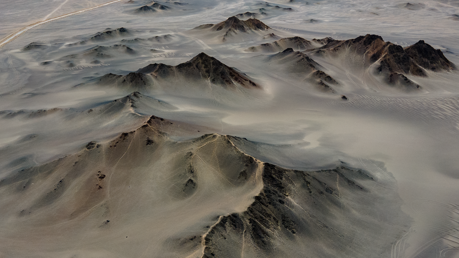 在黑獨(dú)山，感受荒漠中的“水墨丹青”