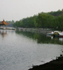 黃水河兩岸生機(jī)盎然，綠意蔥蘢，走在兩岸曲徑通幽的小路上，暗香來襲，沁人心脾，成為西寧市的一處天然氧吧。